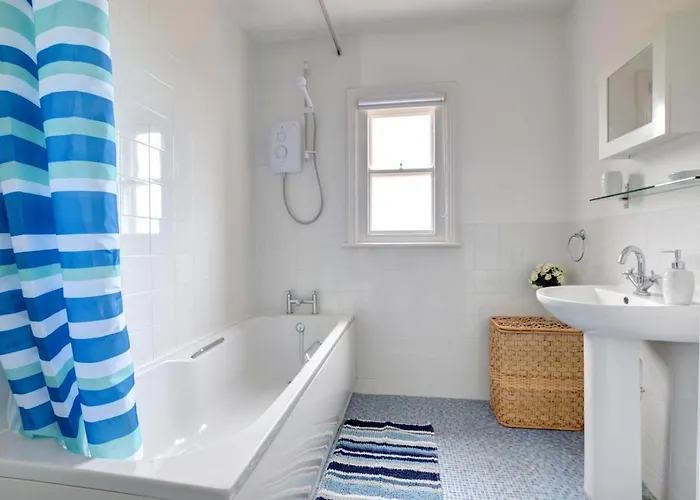 3 Bed In Whitby Oc-r565 روبن هودز باي