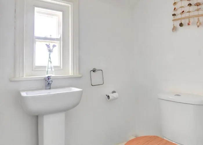 3 Bed In Whitby Oc-r565 روبن هودز باي